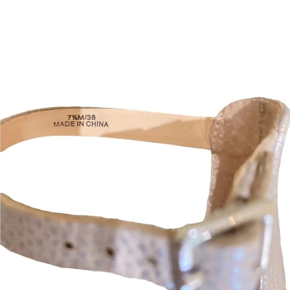 Vince Camuto gladiator leather sandal metalllic champagne silver flat wedge 7.5 - Picture 9 of 10